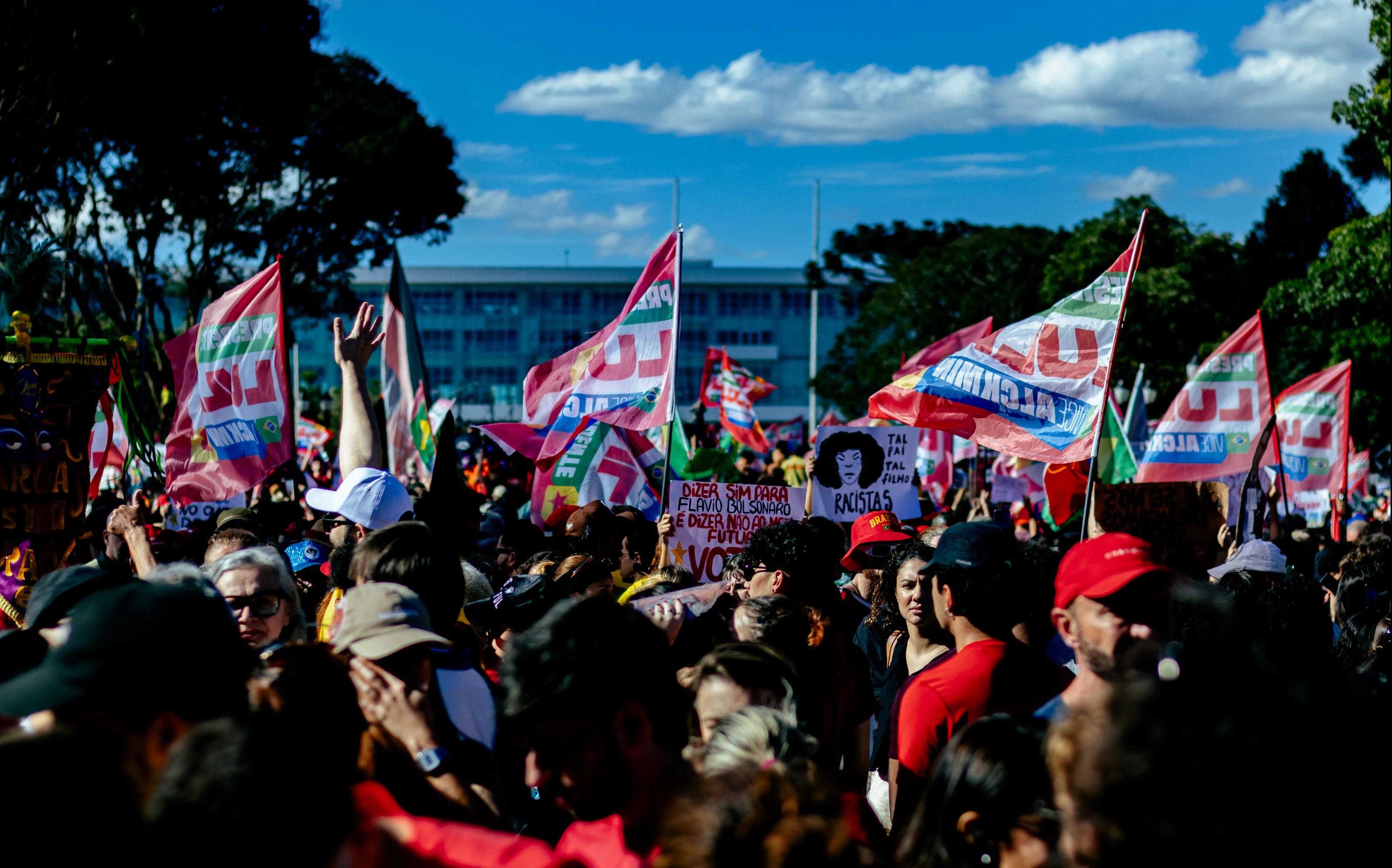 Plano geral da manifestação do último domingo (18)